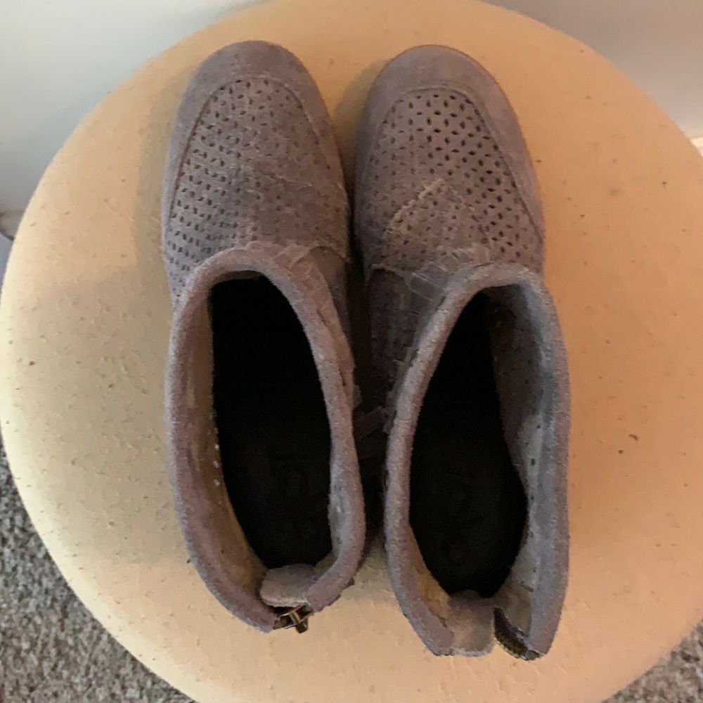 Women’s OTBT gray bootie.